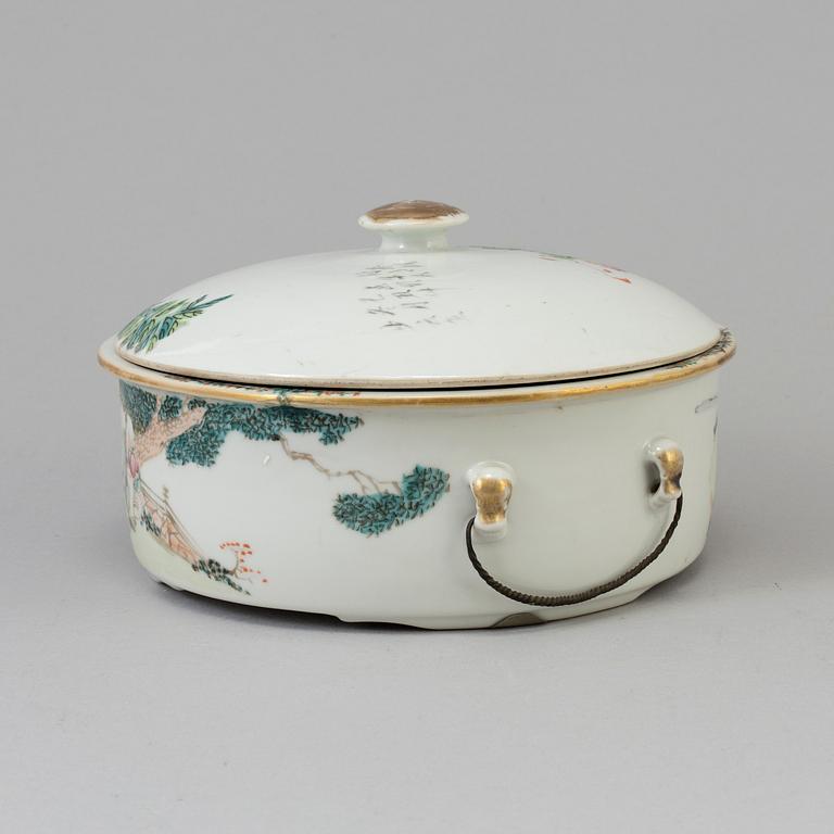 A Chinese famille rose porcelain tureen with cover, cover signed Shao Tian and dated 1889, late 19th century.