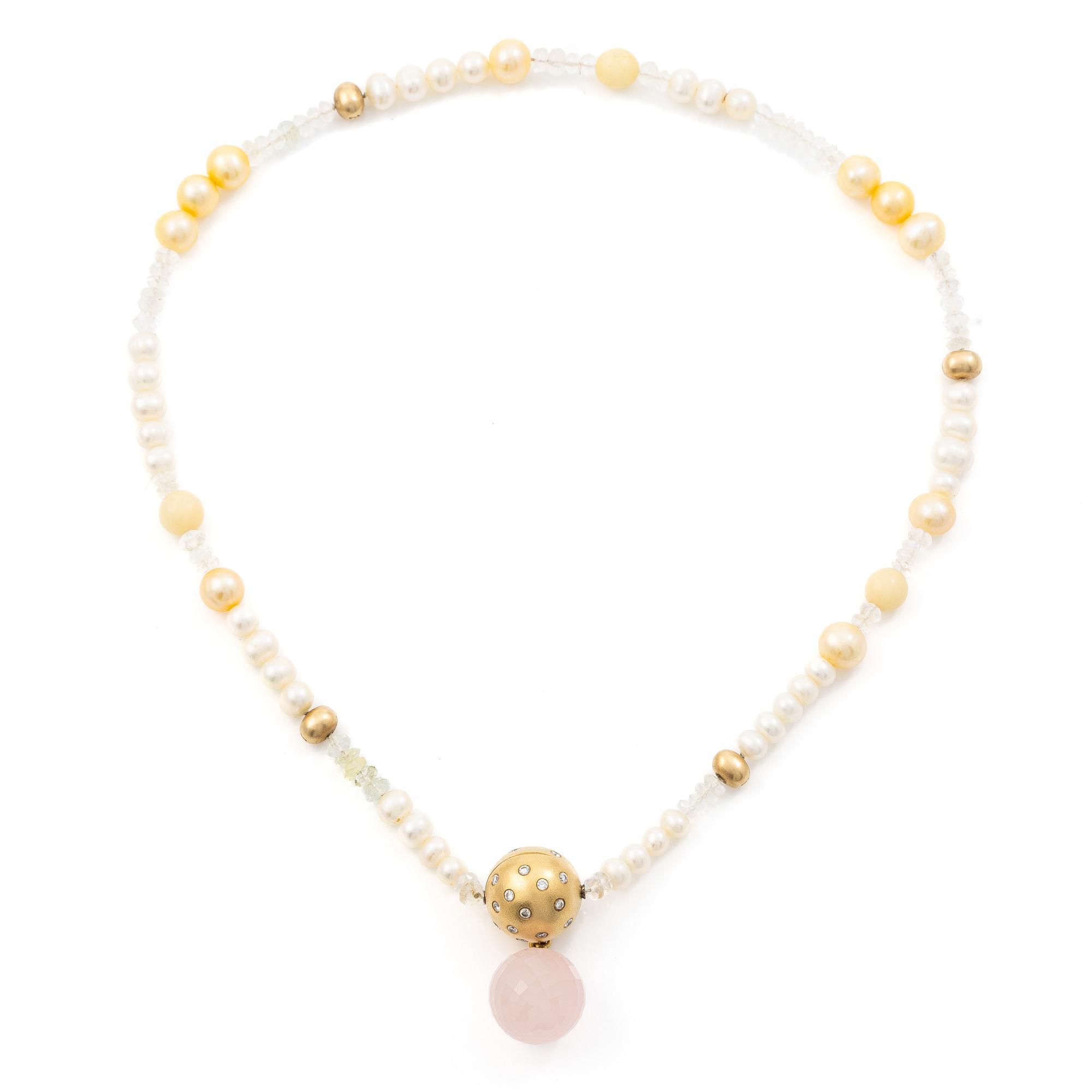 Ole Lynggaard clasp with pendant in 18K gold set with round brilliant-cut diamonds and rose quartz.