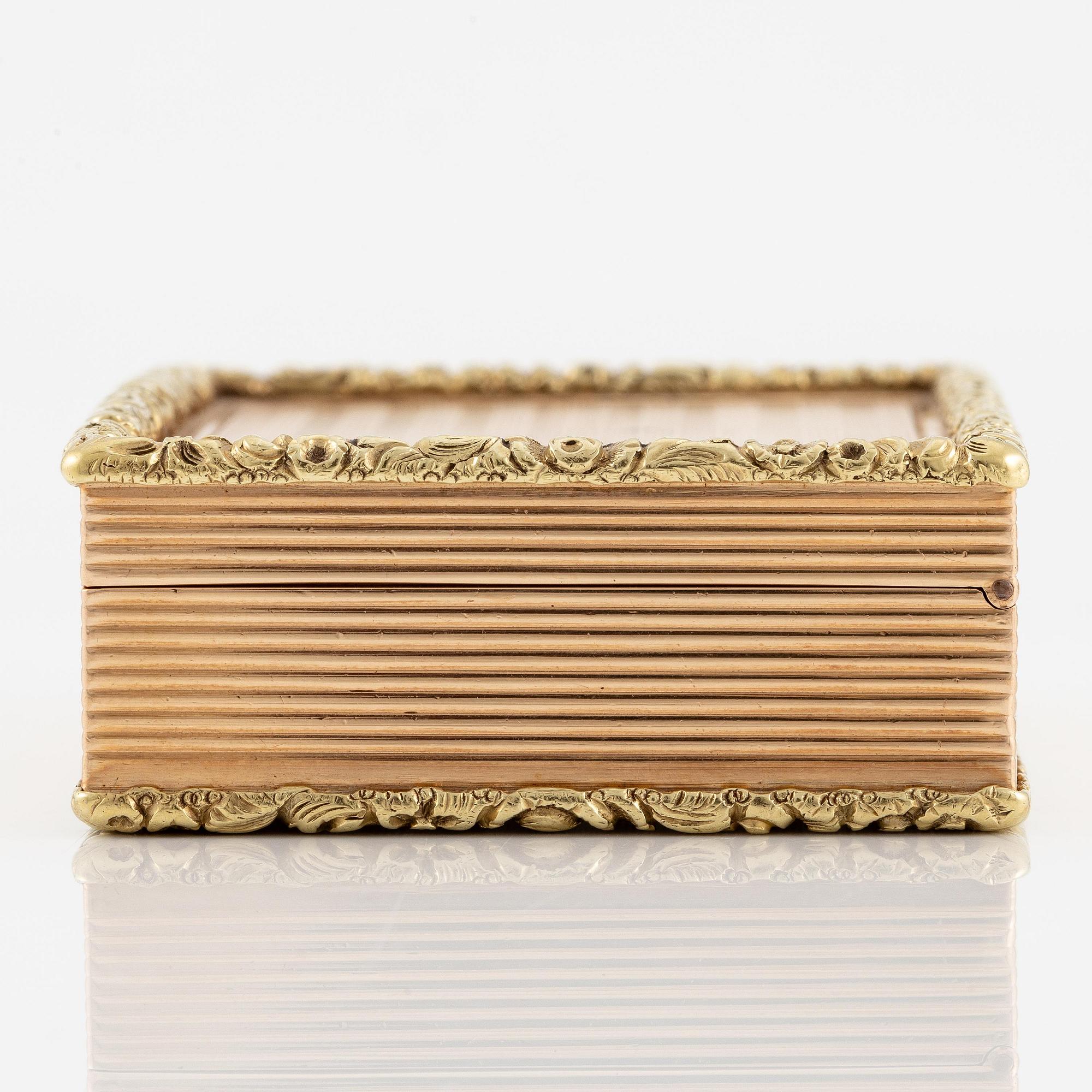 An european 14 carat gold box 'deux couleur', unmarked, probably Central Europe 19th century.