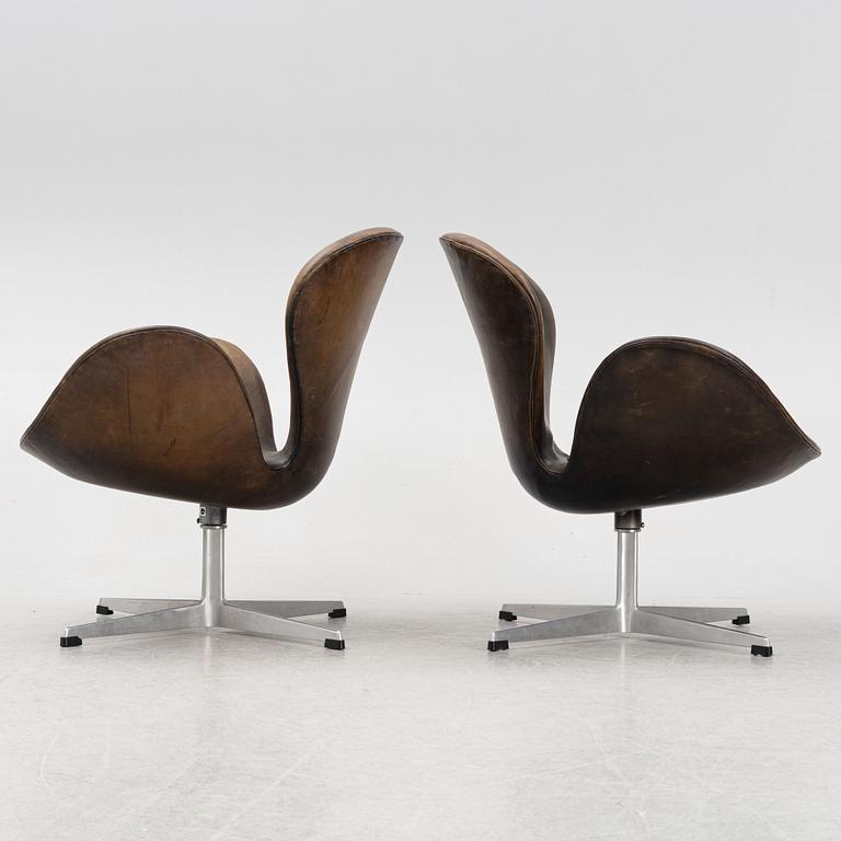 Arne Jacobsen, a pair of "The Swan" armchairs, Fritz Hansen, Denmark, 1963.