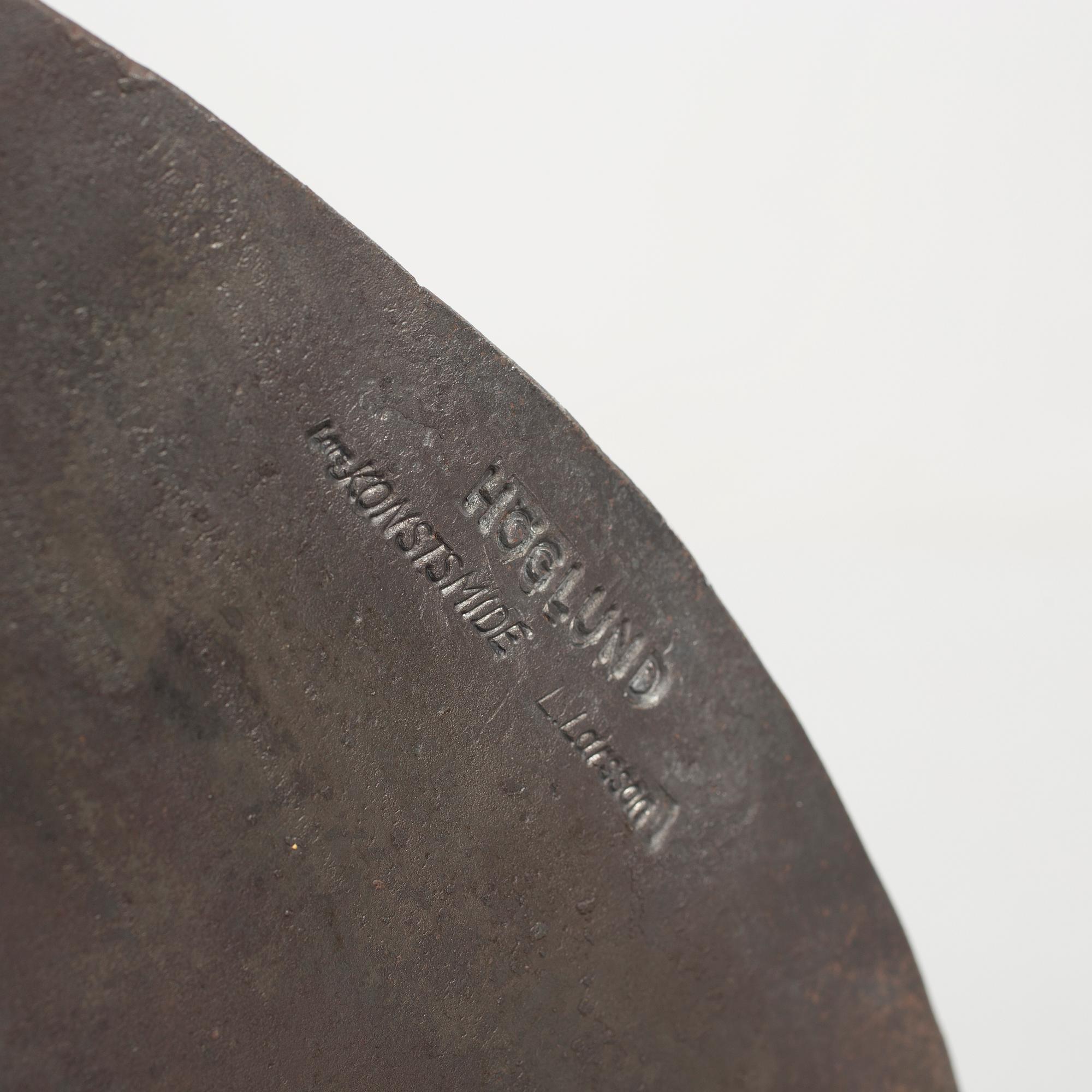 ERIK HÖGLUND, skulptur/skålfat, järn/smide, stämplad HÖGLUND. Lars KONSTSMIDE. L. Larsson.