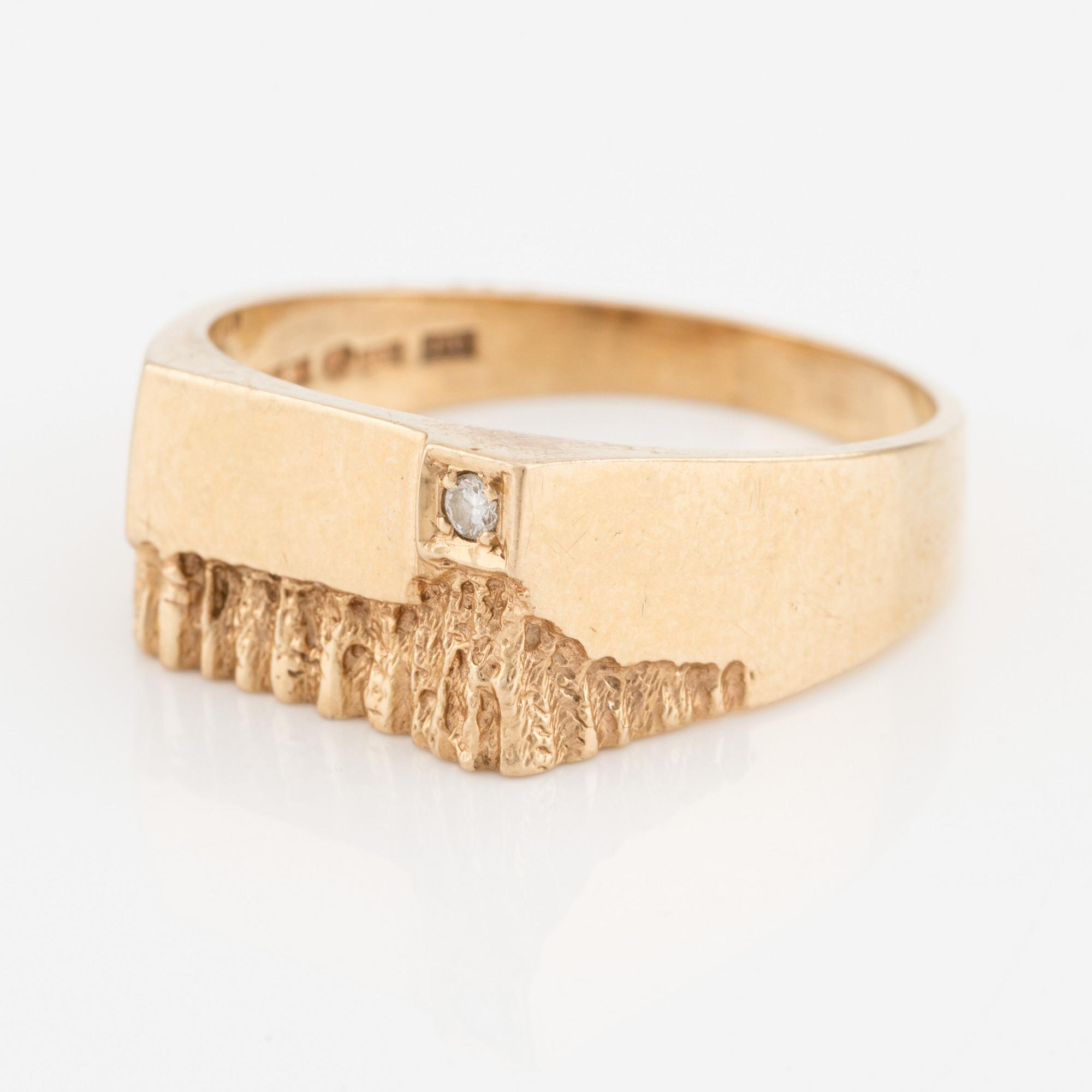 Ring, Bengt Hallberg, 18K guld med liten briljantslipad diamant.