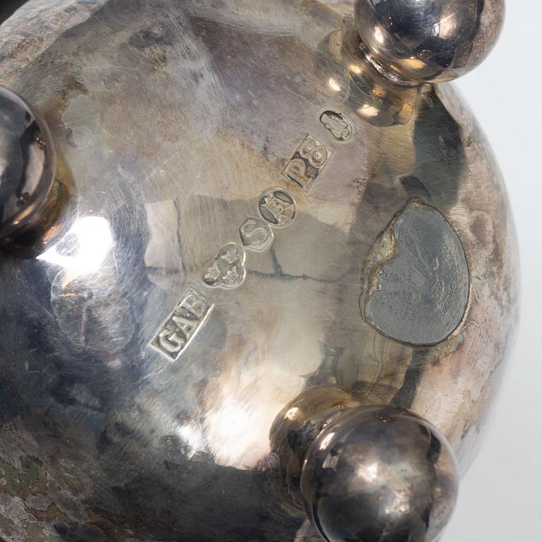 Guldsmedsaktiebolaget (GAB), Pair of similar silver beakers on foot, Stockholm, 1941–1946.