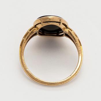 Ring, onyx, 18K guld. A. Tillander, Helsingfors 1942.