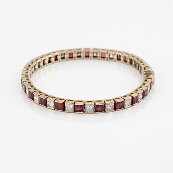 Armband 18K vitguld med rubiner och prinsesslipade diamanter.