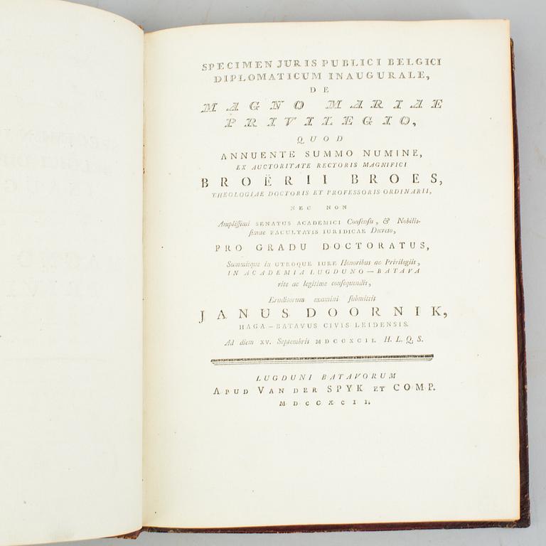 JANUS DOORNIK: Specimen juris publici belgici diplomaticum inaugurale de Magno Mariae privilegio, 1792.