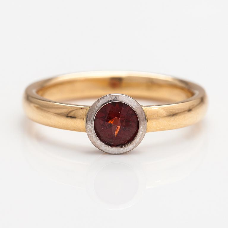 An 18K gold ring with a garnet. A Tillander, Helsinki 2008.