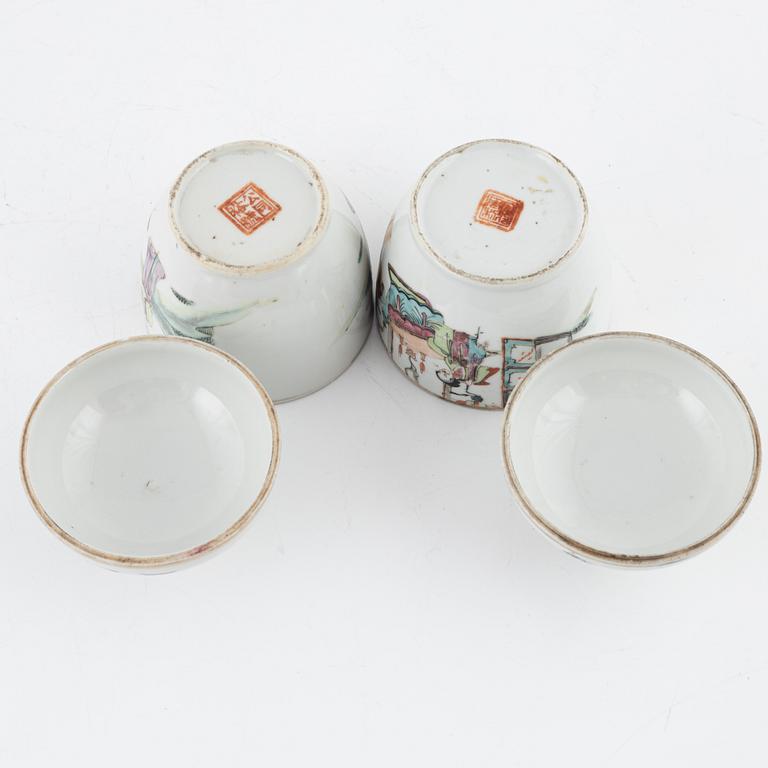 a pair of porcelain cups with covers, China, around 1900.