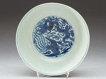 A wucai and underglaze blue bowl, Ming dynasty, Wanlis six character mark and of the period (1573-1620).