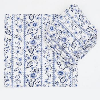 A 63-piece porscelain "Musselmalet" dinner service, Royal Copenhagen, Denmark + six napkins.