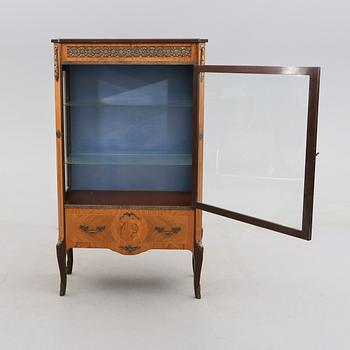 VITRINSKÅP, 1900-talets mitt.