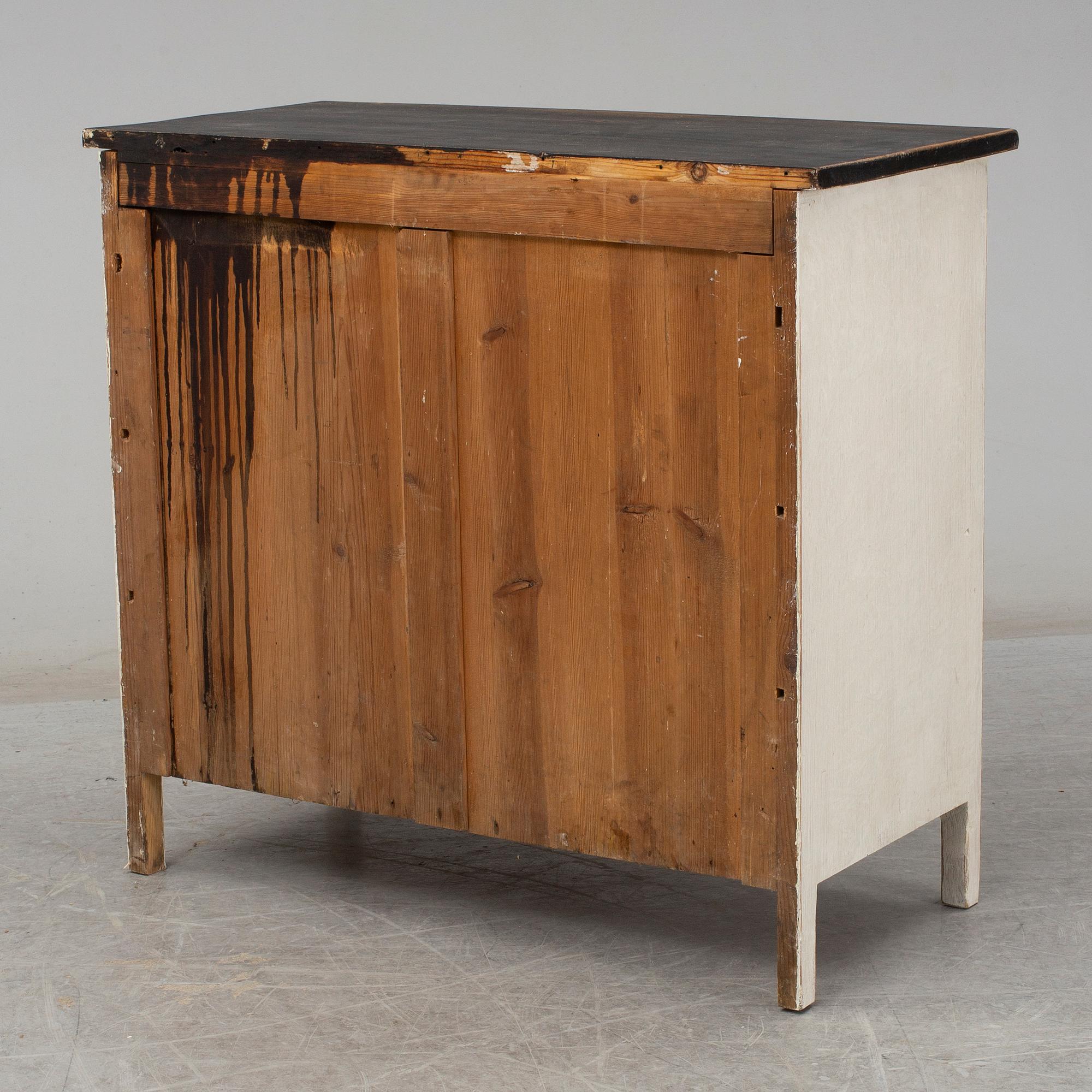 A painted chest of drawers form around year 1900.
