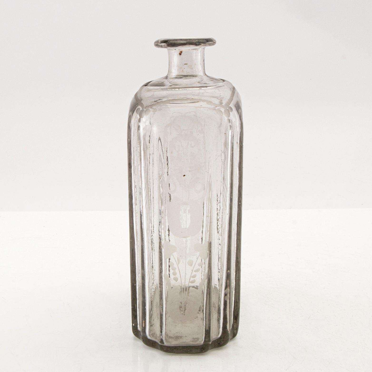 Flaska, glas. Troligen Skånska glasbruket, 1700-tal.