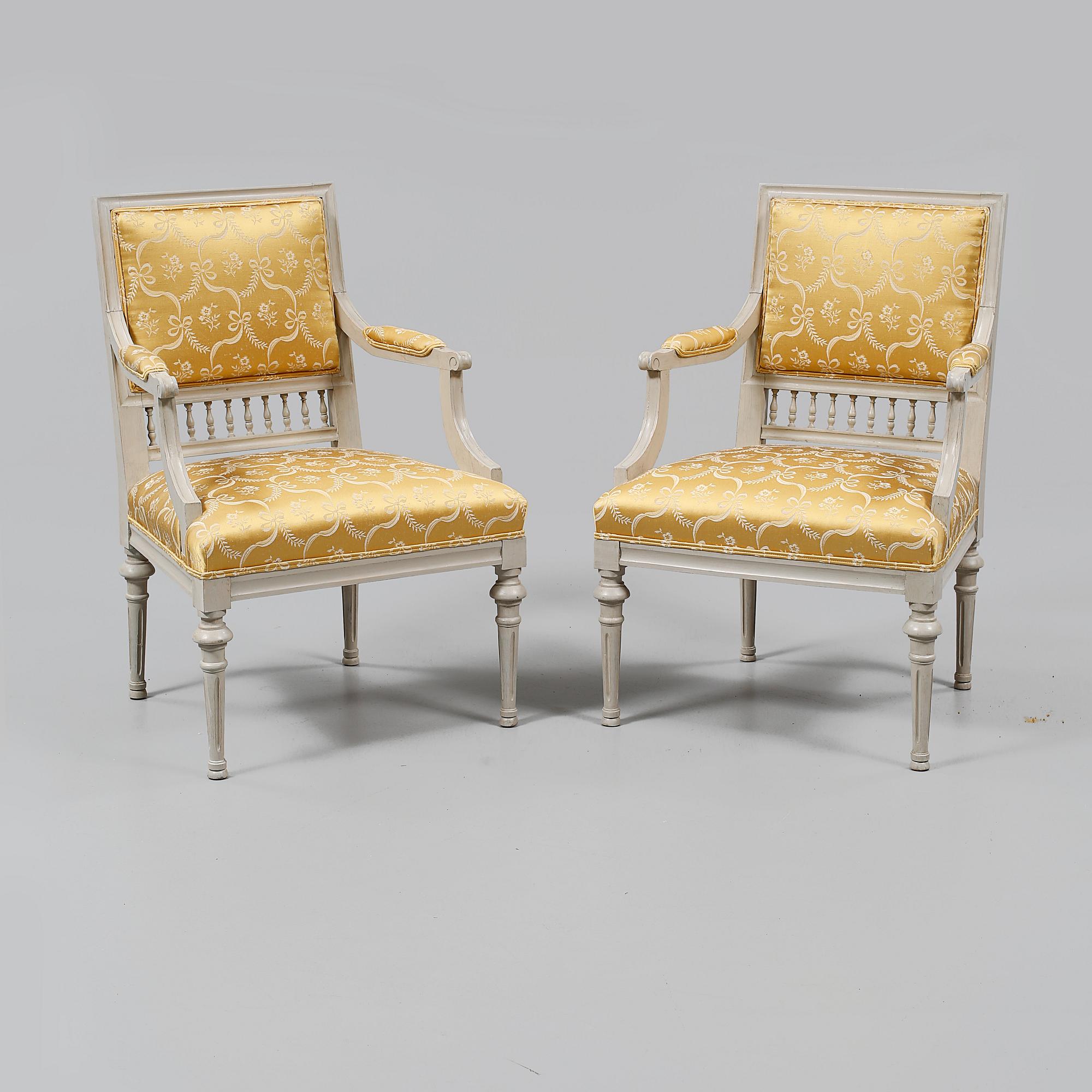 KARMSTOLAR, ett par gustaviansk stil, 1900-talets första hälft.