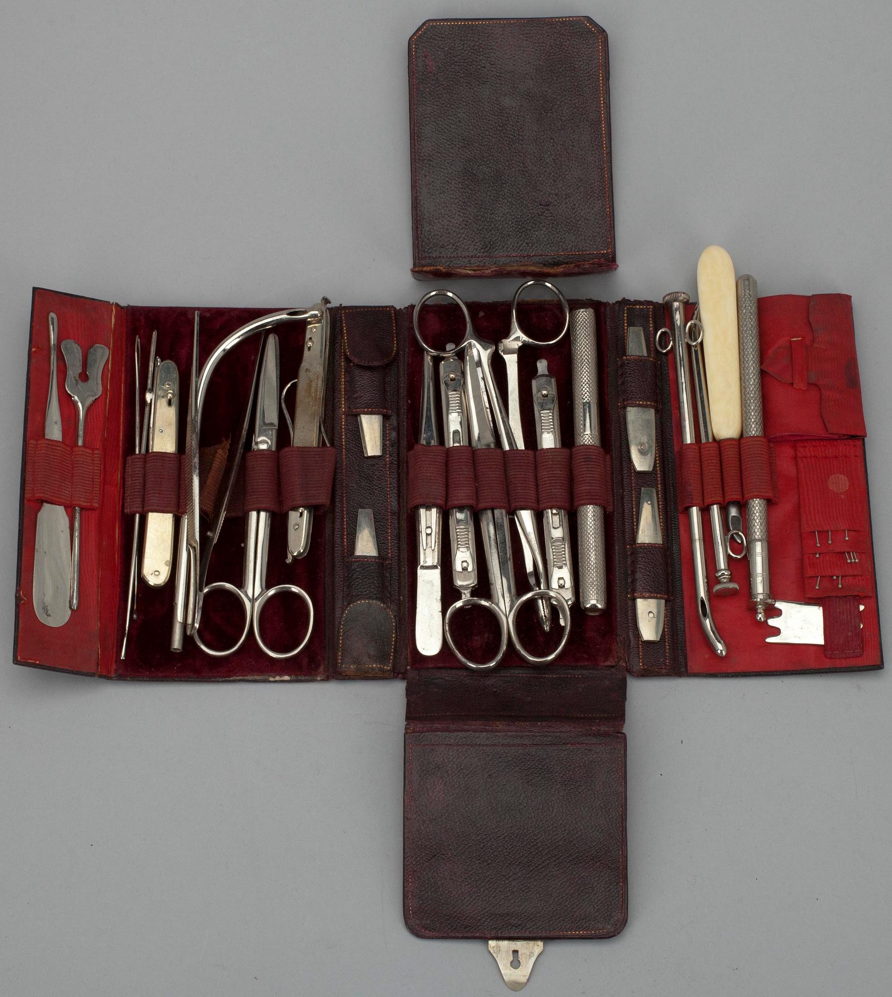 LÄKARINSTRUMENT i läderetui, ca 1900.