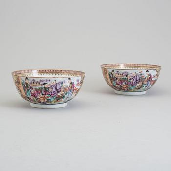 A pair of famille rose 'mandarin' export porcelain bowls, Qing dynasty, Qianlong (1736-95).