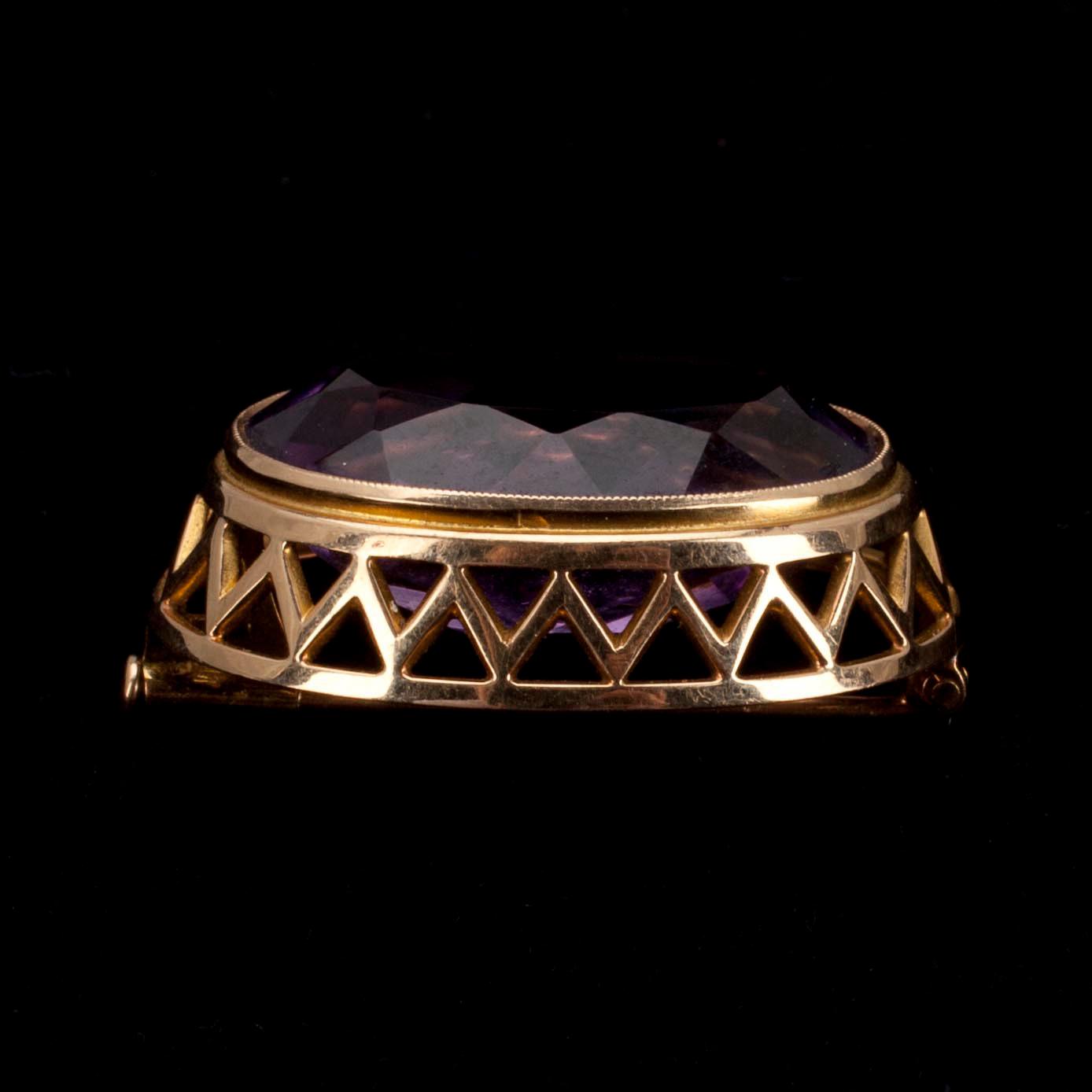 BROSCH, ametist ca 18 ct. 14K guld. Torbjörn Tillander Helsingfors 1969. Vikt 9,9 g.