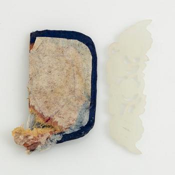 A set with two seals, two jade plaques and a necklace with sculptured beads, Qing dynasty.