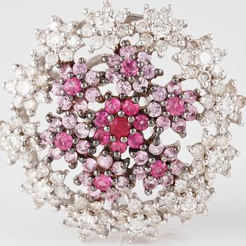 ÖRHÄNGEN, 18K vitguld med briljantslipade diamanter ca 2.10 ct, rubiner 0.70 ct samt rosa safirer ca 1.10 Vikt 9,9 g.