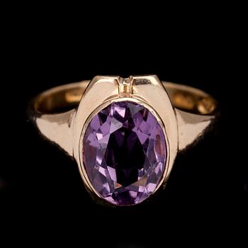 RING, guld 18K, fasettslipad lila sten. V.F.Tiihonen Villmanstrand 1952. Vikt 4,5 g.