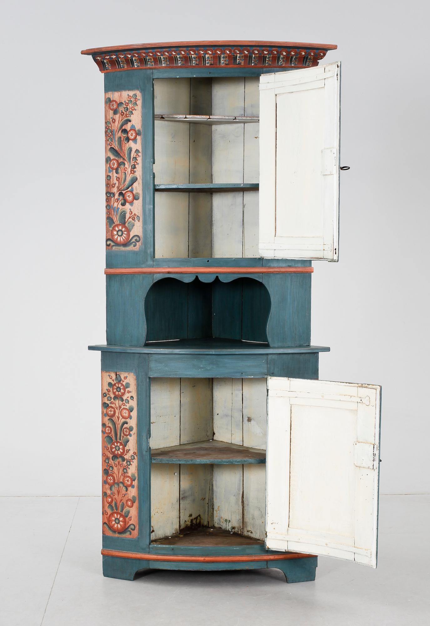 HÖRNSKÄNKSKÅP, allmoge, Hälsingland, 1800-talets början.