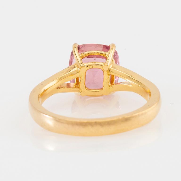 Ring 22K guld med en fasetterad rosa spinell.