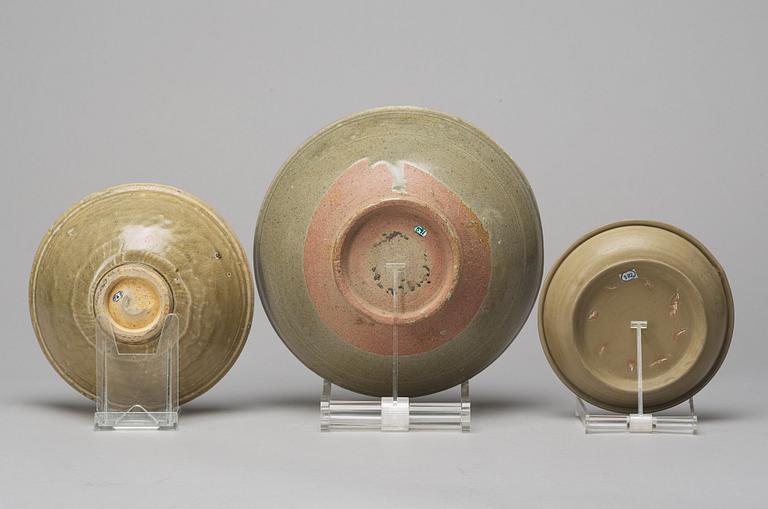 SKÅLAR, två stycken, samt FAT, keramik. Sydostasien,