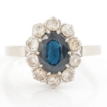 Ring, carré-set, 18K white gold with sapphire and brilliant-cut diamonds.