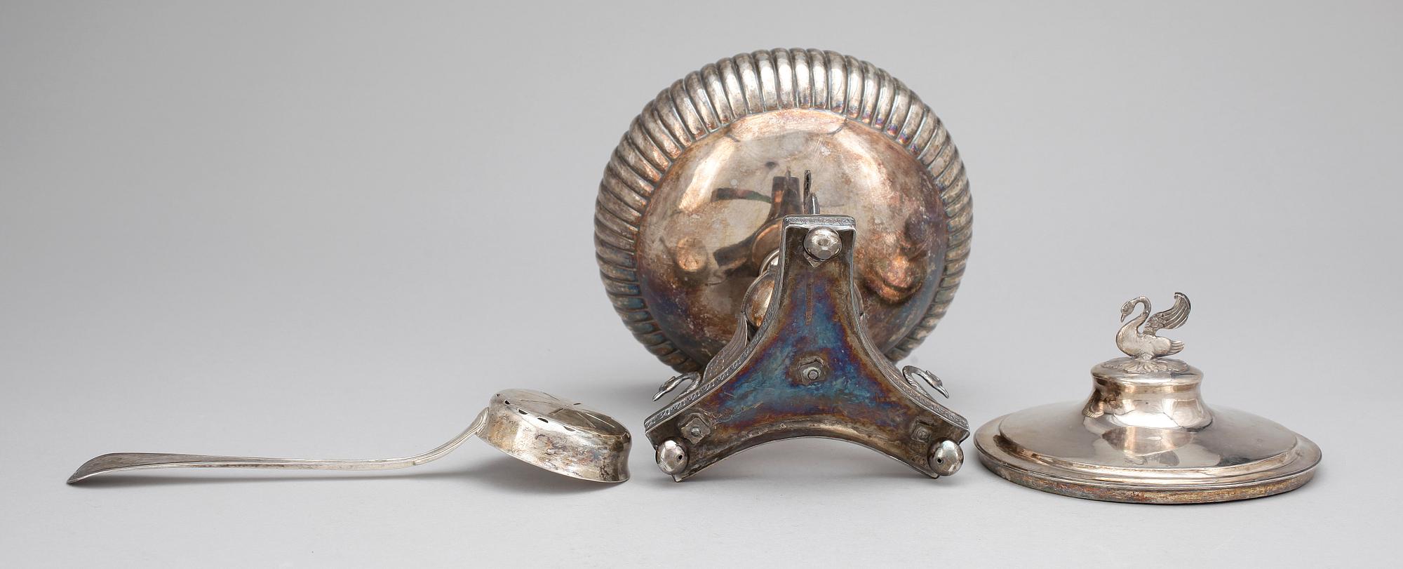 SOCKERSKÅL PÅ FOT, silver, Abraham Hamnqvist, Åmål,(1815-1842). Totalvikt 701 g.