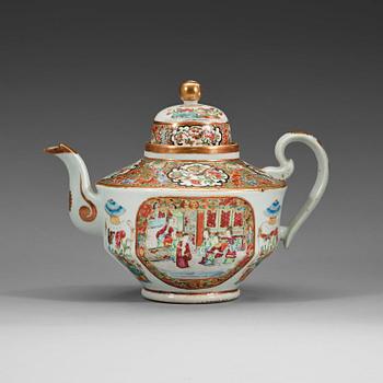 273. TEKANNA med LOCK, porslin. Kanton, Qingdynastin, 1800-tal.