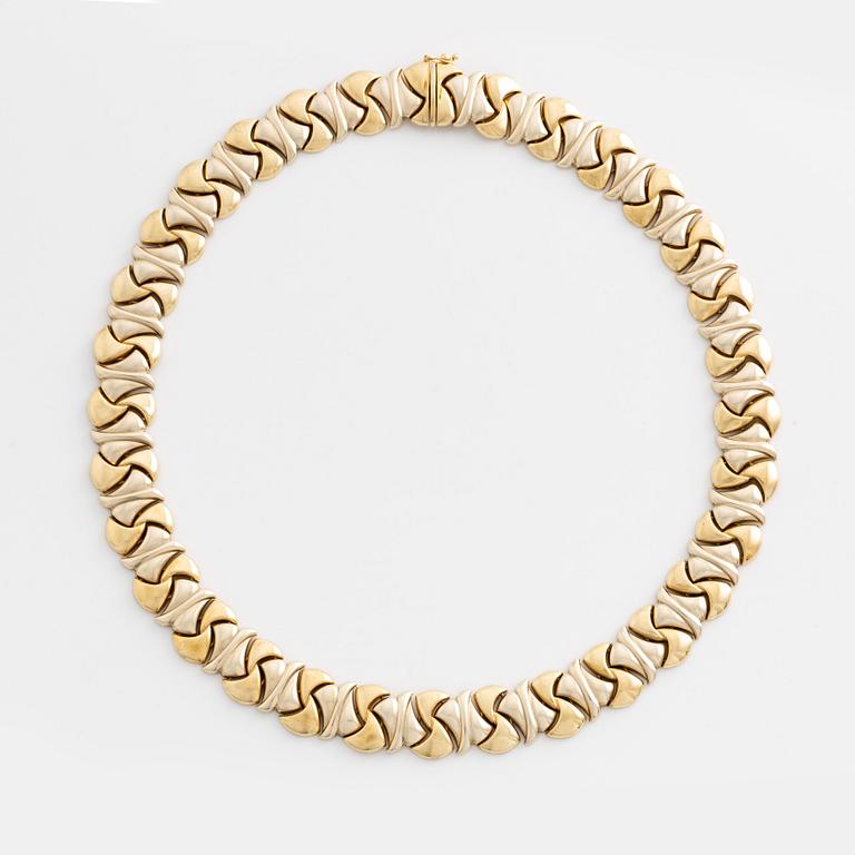 An 18K two coloured gold necklace.