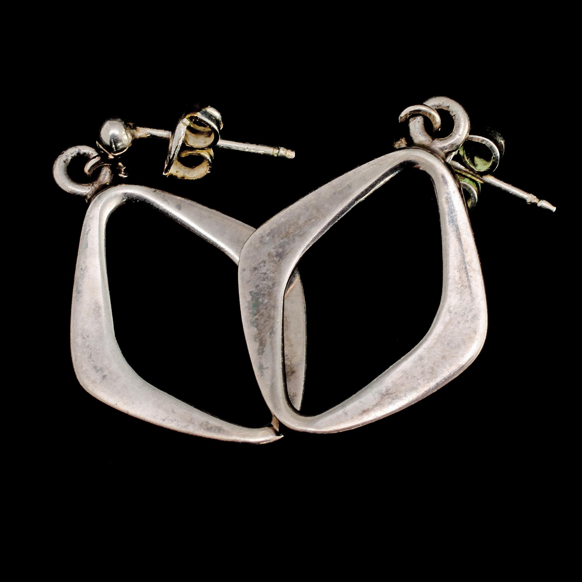 ÖRHÄNGEN, ett par, silver, Sven Erik Högberg, Göteborg, 1900-talets tredje kvartal. Vikt 4 g.