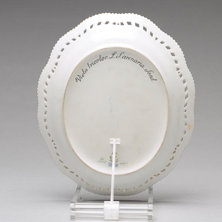 GALLERKORG med FAT, porslin. "Flora Danica", Royal Copenhagen, Danmark, 1900-tal.