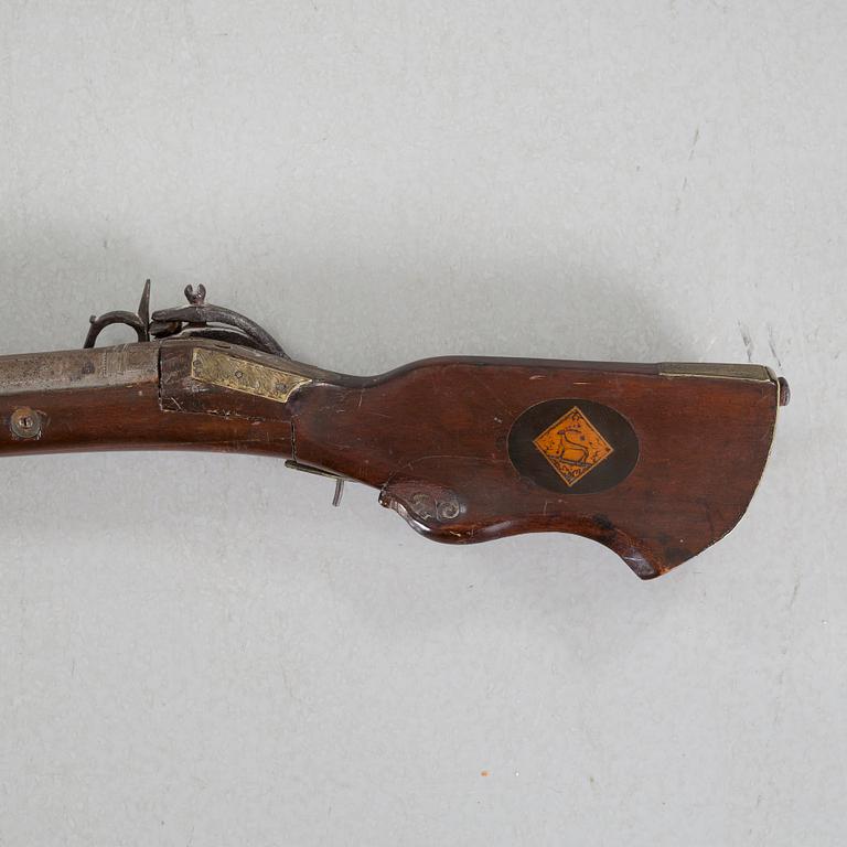 A snaplock rifle, 17th century.