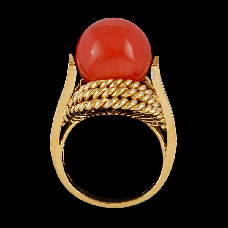 RING, 14K guld med korallfärgad kula samt 14 åttkantslipade diamanter, utländska stämplar. Vikt 14,1 g.