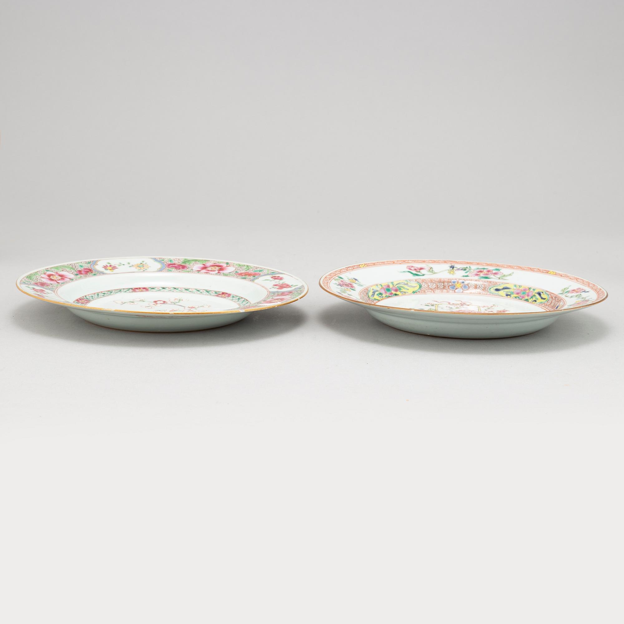 Tallrikar, fyra stycken (2+2), kompaniporslin. Qing dynastin, Qianlong (1736-95).