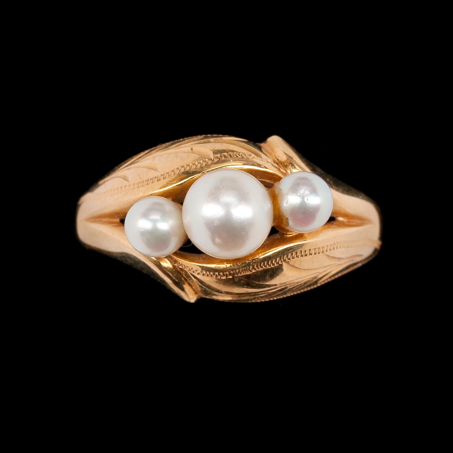 RING samt ÖRHÄNGEN, 18k guld med pärlor, 1960-67. Tot ca 5 gr.