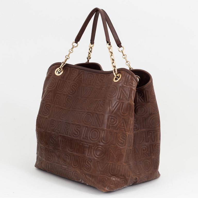 Louis Vuitton, a brown leather ' Paris Souple Whisper' handbag, Collection Automne-Hiver 2008.