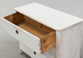 A mid 20th Century chest of drawers.