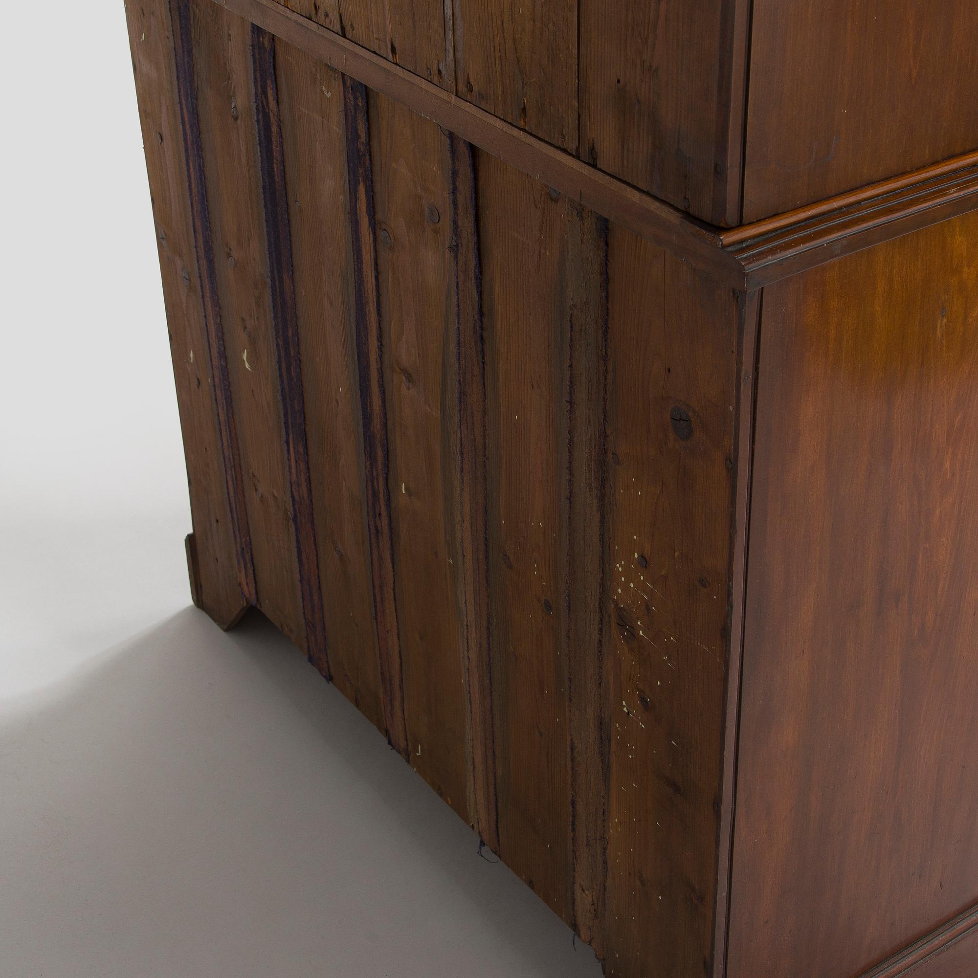 Vitrinskåp, 1900-talets första hälft.