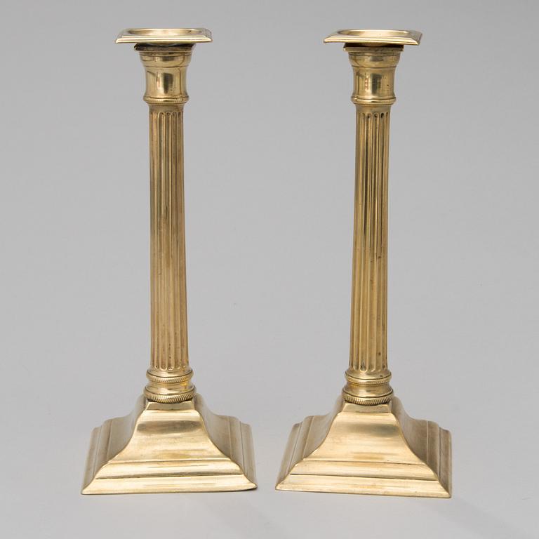 LJUSSTAKAR, ETT PAR, mässing, England sent 1700-tal.