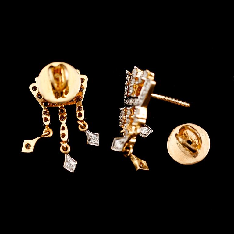 ÖRHÄNGEN, 1 par, 18 k guld, diamanter tot ca 0.65 ct.