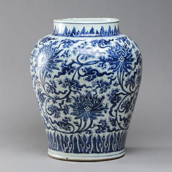 A large blue and white jar, Qing dynasty, Kangxi (1662-1722).