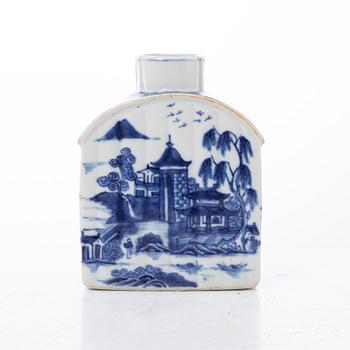 A blue and white tea caddy, Qing dynasty, Qianlong (1736-95).