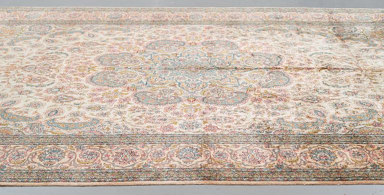 MATTO, an old silk Turkey, ca 428 x 299-307 cm.