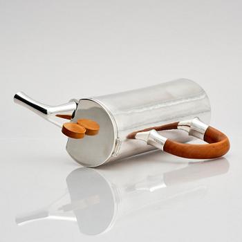 Sigurd Persson, a sterling silver coffee pot, executed by Wolfgang Gessl, Stockholm, Sweden 1975.