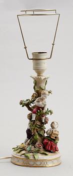 BORDSLAMPA, porslin, Schierholz, 1900-talets första hälft.