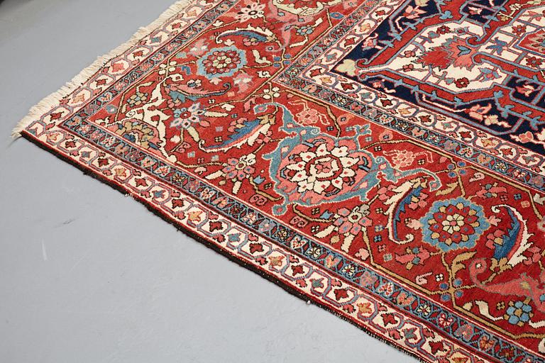 A carpet, an antique Heriz, ca 564,5 x 587,5 x 376,5-380 cm.