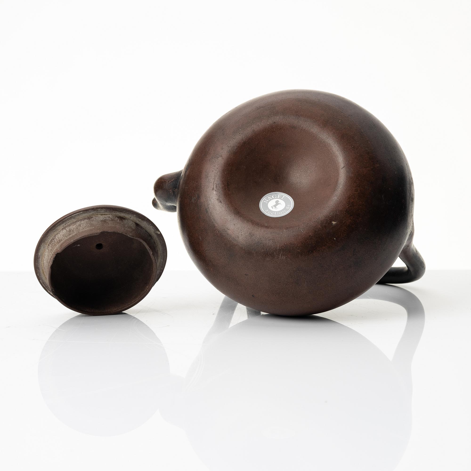 A Chinese yixing teapot, late Qing dynasty /around 1900.