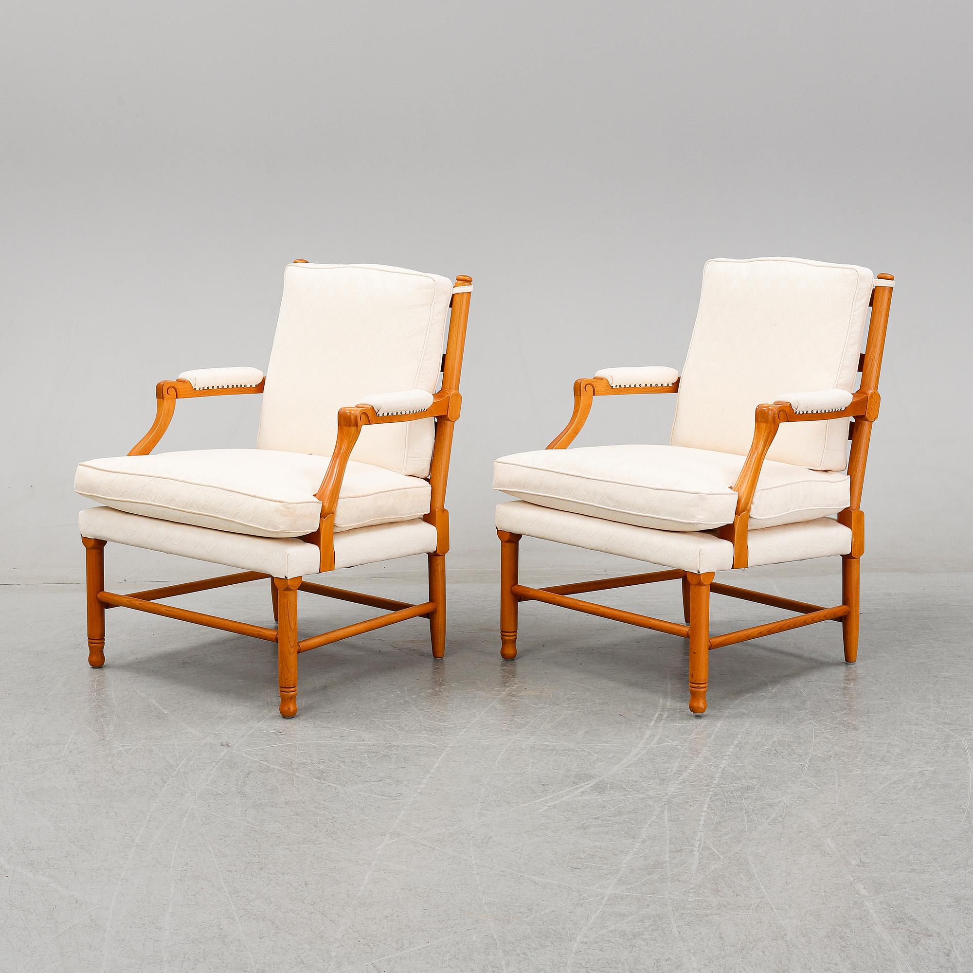 A pair of late 20th or early 21th century armchairs.